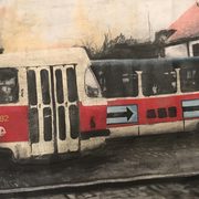 Tramway rouge peint sur une ville en noir et blanc
